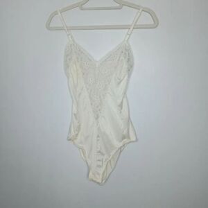Vintage lady cameo sleepwear size small